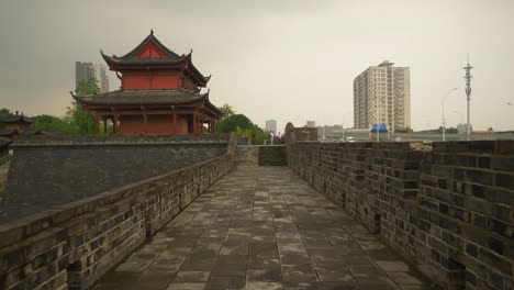 Regentag-Wuhan-Stadt-berühmten-alten-Tempel-Fußgängerbrücke-Panorama-4k-china