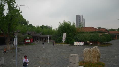 día-de-lluvia-wuhan-ciudad-famosa-antiguo-templo-Plaza-panorama-4k-china