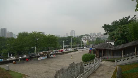 Regentag-Wuhan-Stadt-Verkehr-Straße-Straße-Kreuzung-Panorama-4k-china