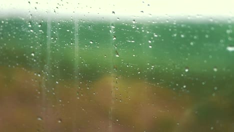 Conducir-coche-en-día-de-lluvia-en-4-k-lenta