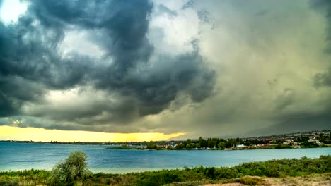 tormenta-sobre-la-costa,-al-atardecer