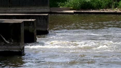 Agua-que-fluye-en-la-planta-de-tratamiento-de-aguas-residuales-en-4-k-lenta