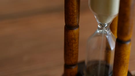 Close-up-View-Sand-in-Sanduhr-oder-Sanduhr-Zeit-Countdown.-für-Schleife-oder-Muster.