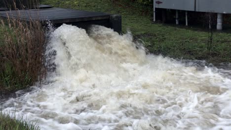 Flut-Wasser-strömt-Bahnhof-Entwässerung-4-k-Zeitlupe