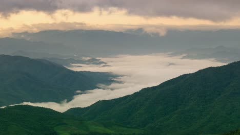 Amanecer-en-Tailandia-con-niebla-en-la-montaña