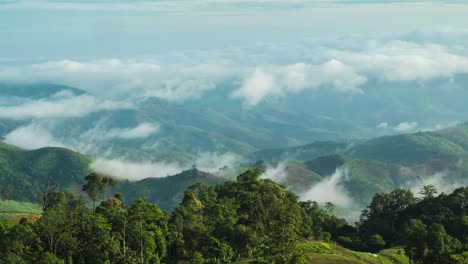 nube-y-niebla-por-la-mañana-sobre-la-montaña-y-el-pequeño-pueblo