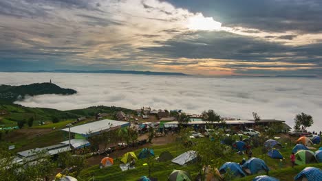 Morgen-am-oberen-Hügel-mit-Cloud-seenebel-und-kleinen-Dorf