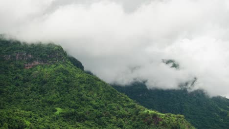 Nebel-schweben-über-Berg-in-Phutapberk,-Thailand-fließt.