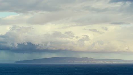 Nubes-de-lluvia-de-hermoso-paisaje-marino