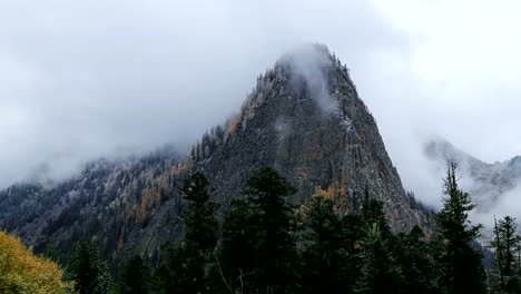 Bunte-See,-Wasserfall,-Wald,-Berge-in-Jiuzhaigou-In-China