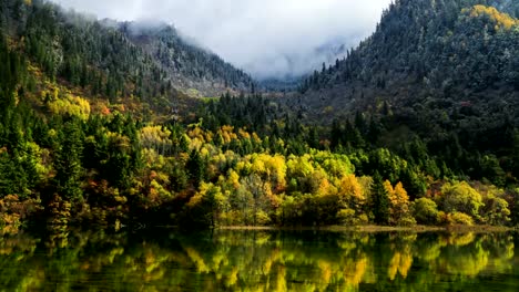 Colorful-Lake,-Waterfall,-Forest,-Mountains-At-Jiuzhaigou-In-China