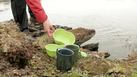 Wanderer,-wäscht-das-Geschirr-in-den-See.-Norwegen