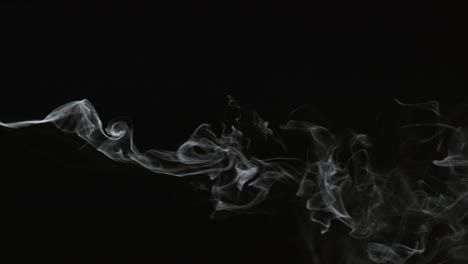 Rauchen-Sie-auf-schwarzem-Hintergrund-in-Zeitlupe