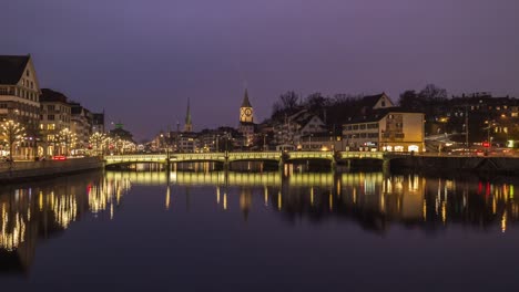 Suiza-noche-Crepúsculo-iluminación-zurich-río-puente-central-ciudad-panorama-4k-lapso-de-tiempo