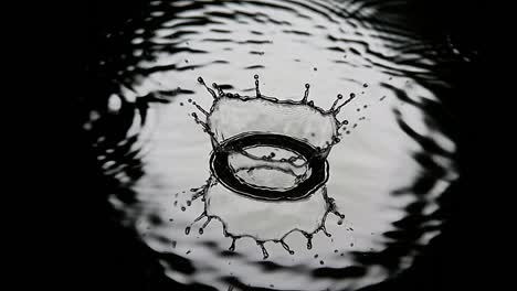 Gota-de-agua-que-cae-en-el-agua,-la-luna-llena,-la-lenta-4K