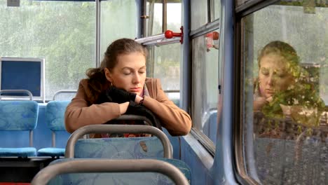 Una-hermosa-chica-con-ojos-tristes-paseos-en-tranvía.