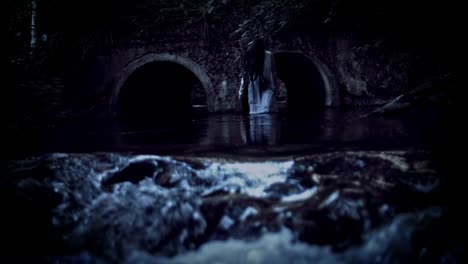 4K-Horror-Frau-zu-Fuß-im-Flusswasser