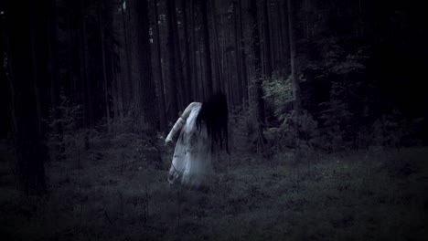 4K-Horror-Frau-bewegt-sich-komisch-in-Dark-Forest