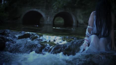 4K-Horror-Frau-schütteln-allein-im-Fluss-der-Finsternis