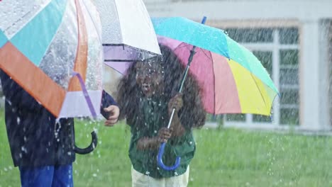 Kinder-spielen-im-Regen