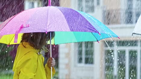 Niños-sin-preocupaciones-bajo-la-lluvia