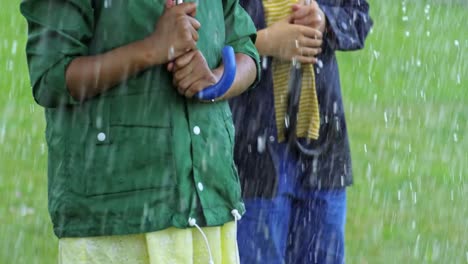 Kinder-fangen-Regentropfen