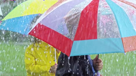 Glückliche-Kinder-im-Regen-stehen