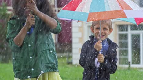 Glückliche-Kinder-springen-in-Regen