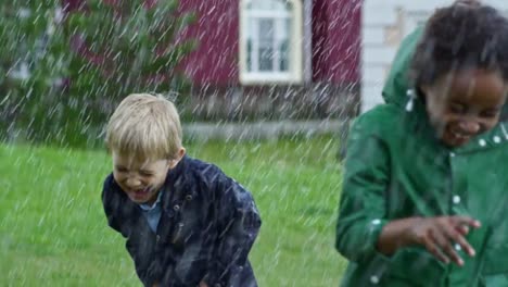 Glückliche-Kinder,-die-bei-starkem-Regen-läuft