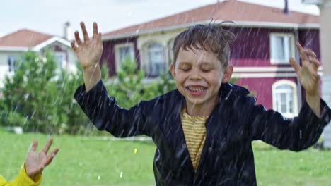 Jungen-springen-bei-starkem-Regen