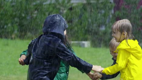 Kinder-spielen-im-Regen