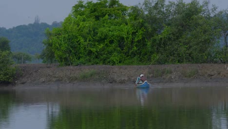 Indio-pescador-en-un-barco-de-madera-que-se-separa-la-pesca-red