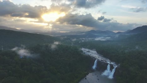 Luftaufnahme-der-majestätischen-Dschungel-Wasserfälle