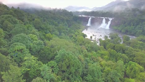 Cascada-rodeada-de-exuberante-verde-bosque-vista-aérea