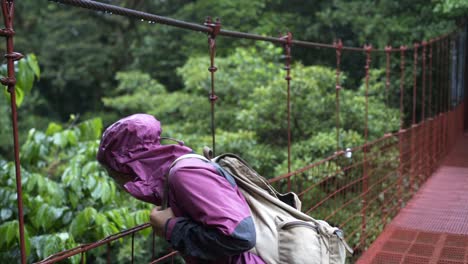 Chica-joven-en-selva