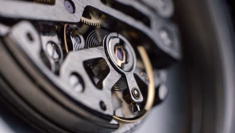 Reloj-tourbillon-giratorio-macro-slowmotion