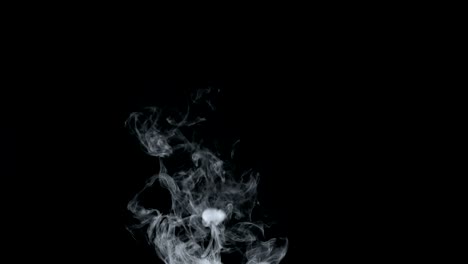 Smoke-billowing-over-un-fondo-negro.