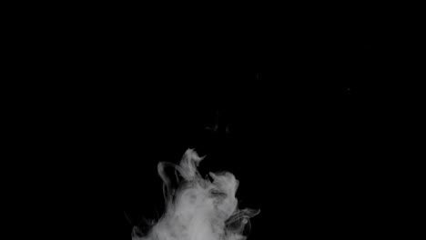 Smoke-billowing-over-un-fondo-negro.