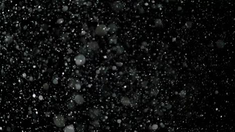 Slow-Motion-Schnee-auf-schwarzem-Hintergrund