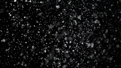 Slow-Motion-Schnee-auf-schwarzem-Hintergrund