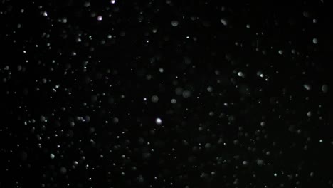 Slow-Motion-Schnee-auf-schwarzem-Hintergrund