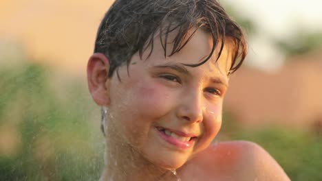 Retrato-de-niño-fuera-con-chispitas-de-agua---disfrutando-las-cosas-simples-en-vida-en-resolución-de-clip-4-k