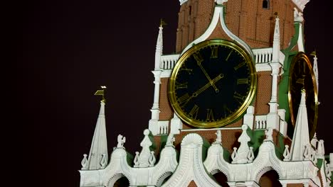 Big-clock-on-the-Spasskaya-tower-in-Kremlin.-Historic-landmark-in-Moscow,-Russia