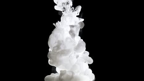 Concepto-de-arte-blanca-pintura-en-agua-como-humo-en-Slowmotion