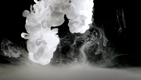 Concepto-de-arte-blanca-pintura-en-agua-como-humo-en-Slowmotion