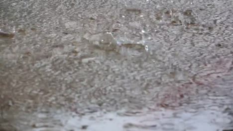 Cámara-lenta-lluvia-de-agua-que-cae-en-tierra-para-inundar-la-ciudad.