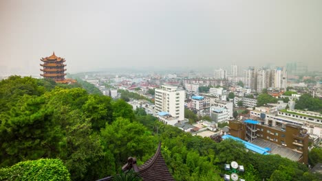 Wuhan-gelbem-Kranich-Tempel-Park-auf-dem-Dach-Stadtbild-Panorama-4-k-Zeit-hinfällig,-china