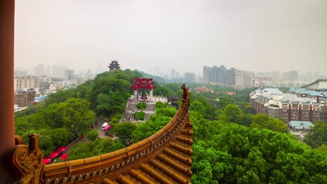 Wuhan-gelbem-Kranich-Tempel-Park-auf-dem-Dach-Stadtbild-Panorama-4-k-Zeit-hinfällig,-china