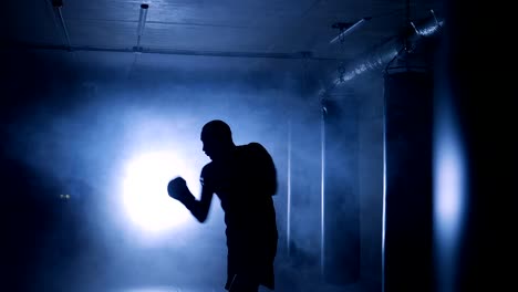 Boxer-trainieren-in-einem-Boxclub.-Silhouette