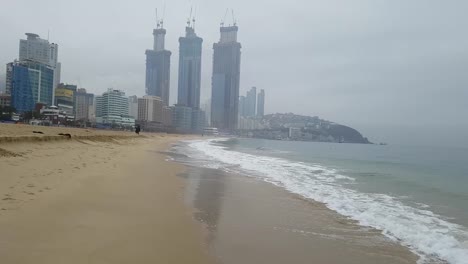 Playa-de-Haeundae-de-invierno-nublado-lluvioso